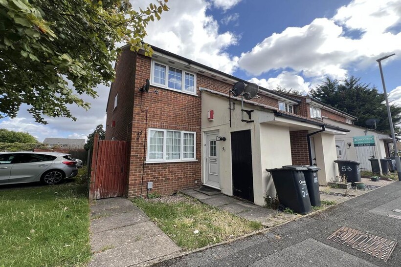 Malham Close, Luton LU4 1 bed maisonette to rent - £1,025 pcm (£237 pw)