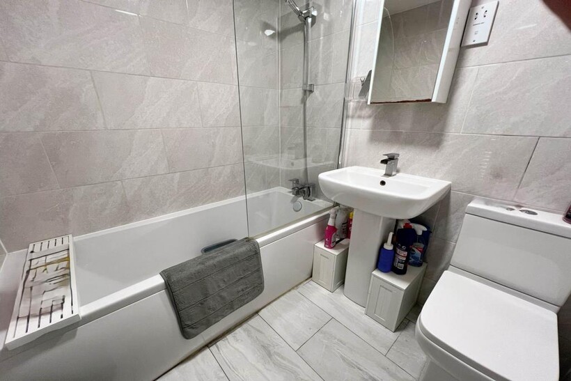 Malham Close, Luton LU4 1 bed maisonette to rent - £1,025 pcm (£237 pw)