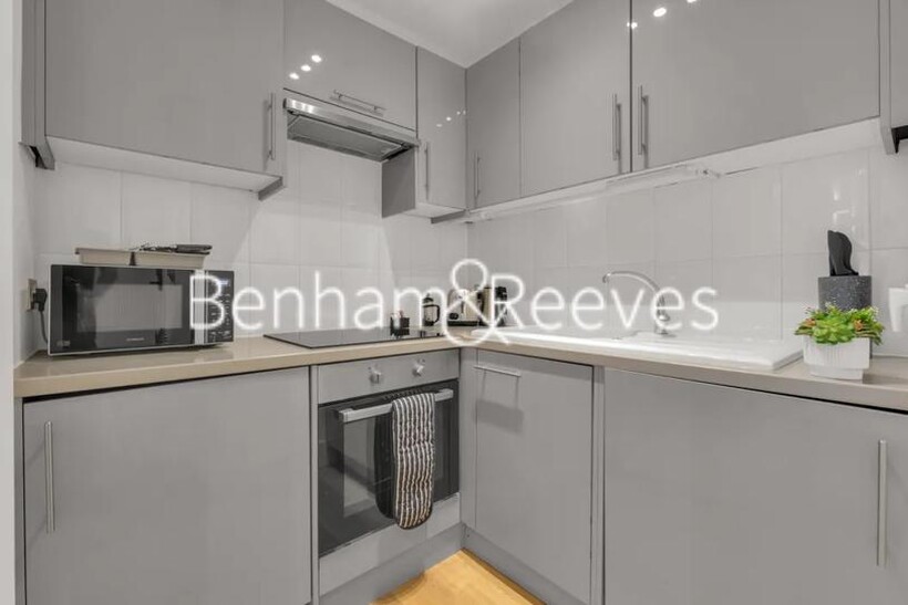 Lena Gardens, Hammersmith W6 1 bed apartment to rent - £2,550 pcm (£588 pw)