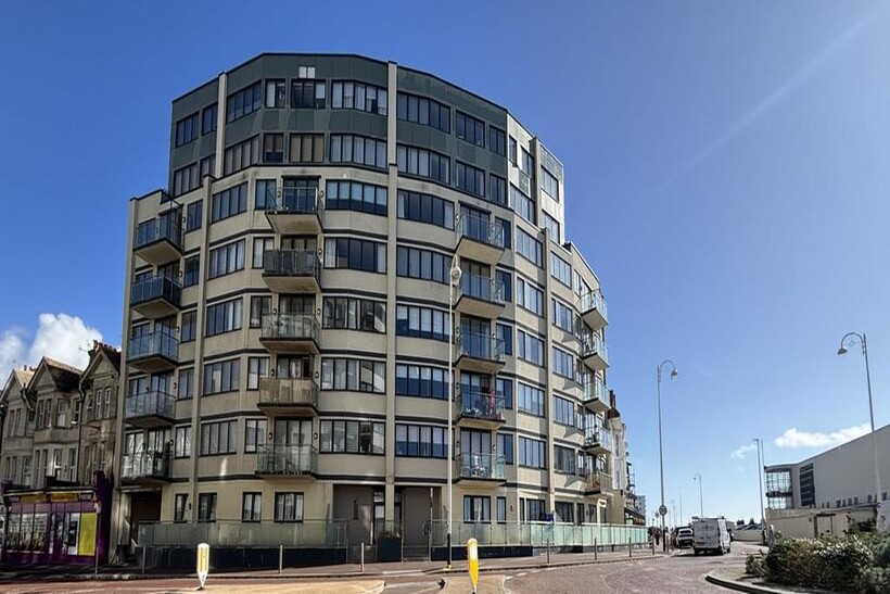 1 Marina, Bexhill on Sea, TN40 2 bed flat to rent - £1,175 pcm (£271 pw)