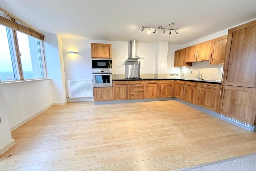 1 Marina, Bexhill on Sea, TN40 2 bed flat to rent - £1,175 pcm (£271 pw)