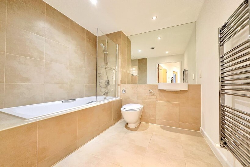 1 Marina, Bexhill on Sea, TN40 2 bed flat to rent - £1,175 pcm (£271 pw)