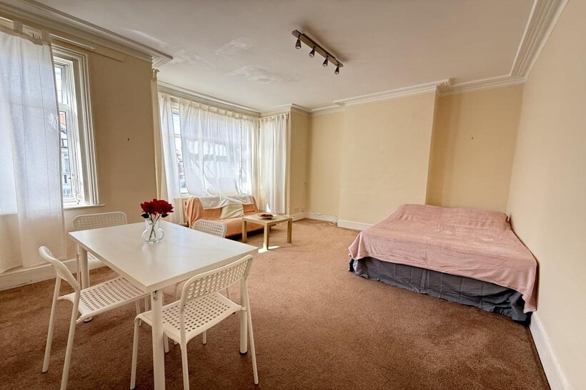 Drayton Road, London, NW10 3 bed apartment to rent - £2,400 pcm (£554 pw)