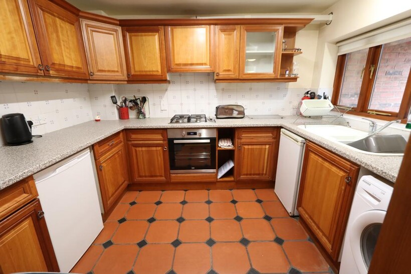 Beauchamp Mews, Morrell Street... 4 bed flat to rent - £1,895 pcm (£437 pw)