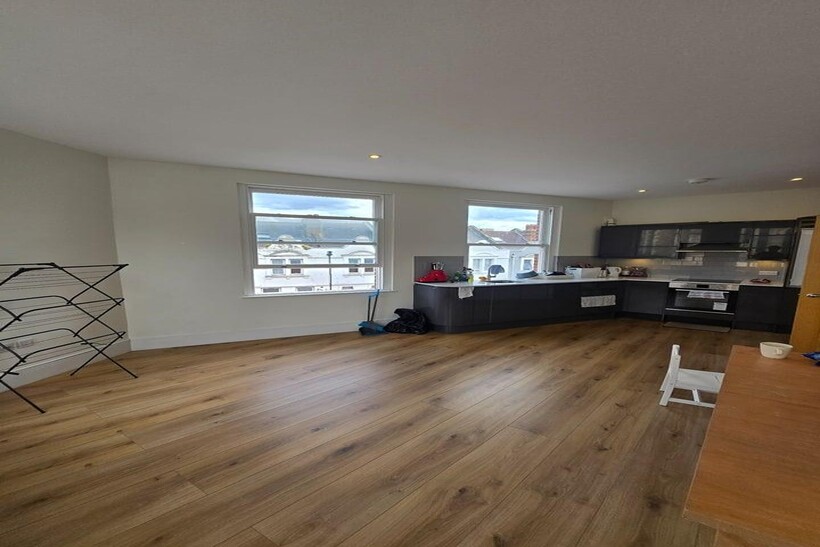 Finchley Road, London NW3 2 bed flat to rent - £2,790 pcm (£644 pw)