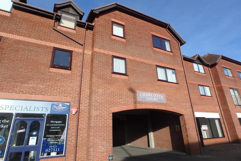 Charlotte Court, Old Milton Road, New... 4 bed flat to rent - £1,445 pcm (£333 pw)
