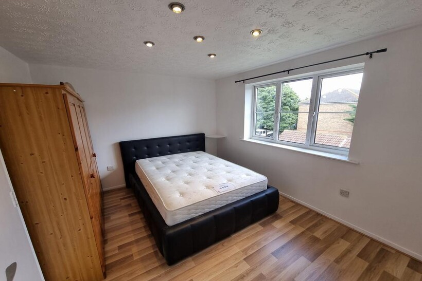 Conway Gardens, Grays RM17 1 bed flat to rent - £1,100 pcm (£254 pw)