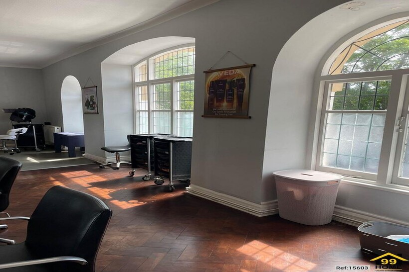 33 Cross Street, Abergavenny... Retail property (high street) to rent - £39,500 pcm (£9,115 pw)