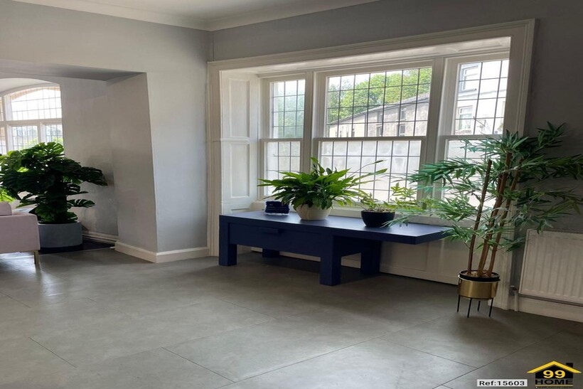 33 Cross Street, Abergavenny... Retail property (high street) to rent - £39,500 pcm (£9,115 pw)