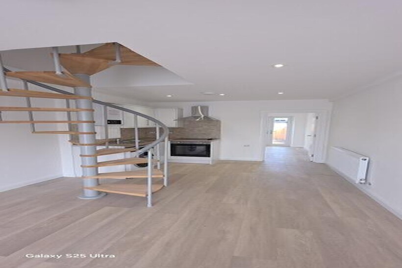 Clydesdale, Enfield, EN3 2 bed house to rent - £1,600 pcm (£369 pw)