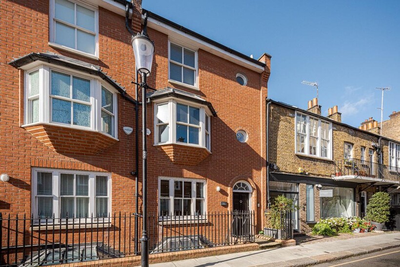 Yeomans Row, London SW3 3 bed detached house to rent - £7,150 pcm (£1,650 pw)