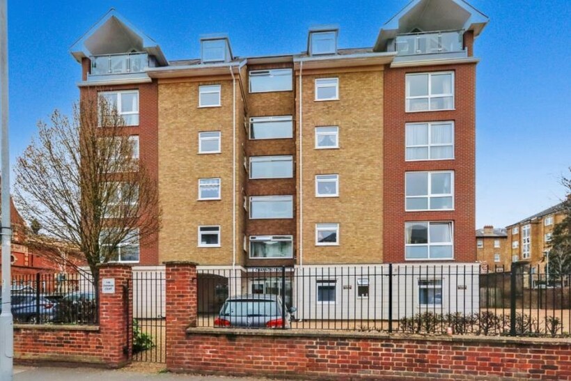 Channon Court, Surbiton KT6 2 bed flat to rent - £1,695 pcm (£391 pw)