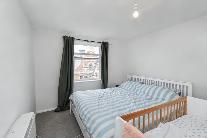 Channon Court, Surbiton KT6 2 bed flat to rent - £1,695 pcm (£391 pw)