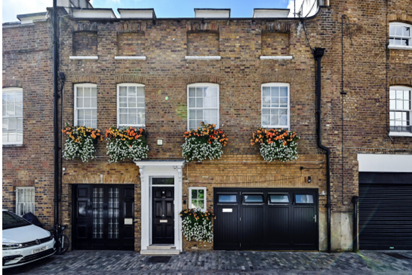 London SW1X 3 bed mews to rent - £9,100 pcm (£2,100 pw)