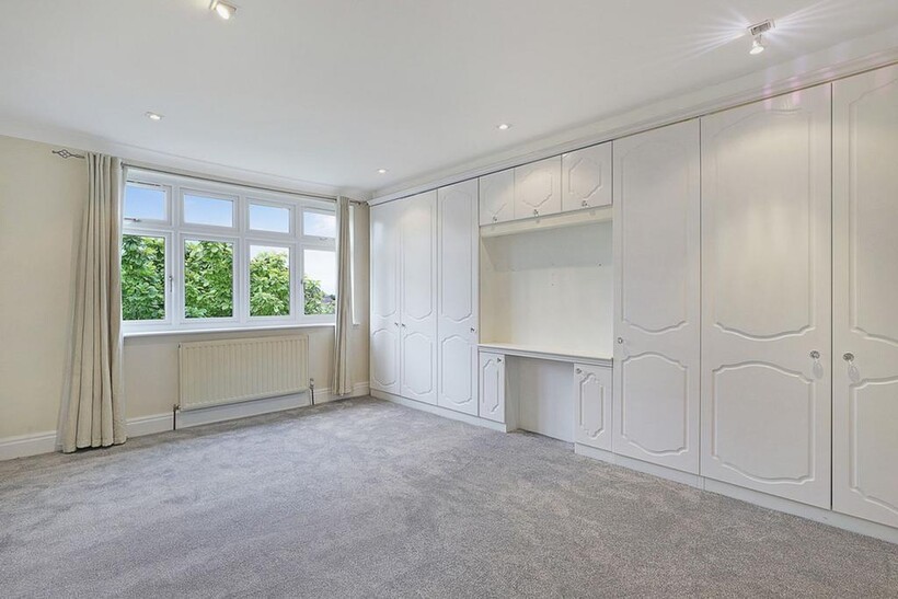 Malvern Drive, Woodford Green, IG8 3 bed semi-detached house to rent - £3,100 pcm (£715 pw)