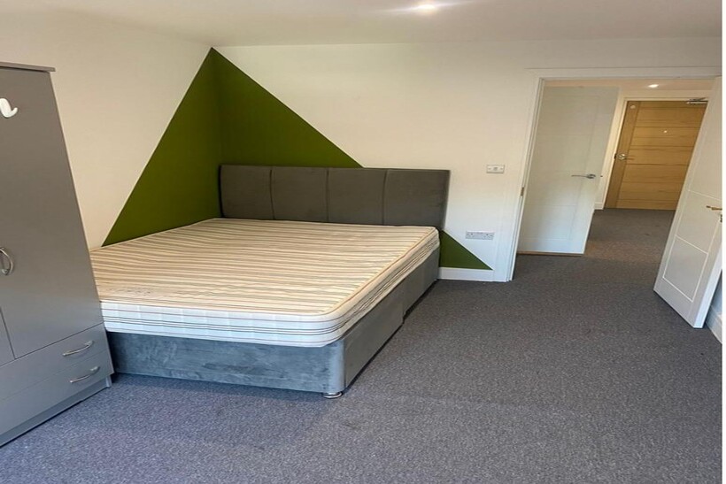 A cozy double bedroom featuring modern decor, p...