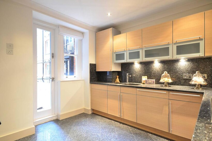 Drayton Gardens, South Kensington... 4 bed flat to rent - £5,850 pcm (£1,350 pw)