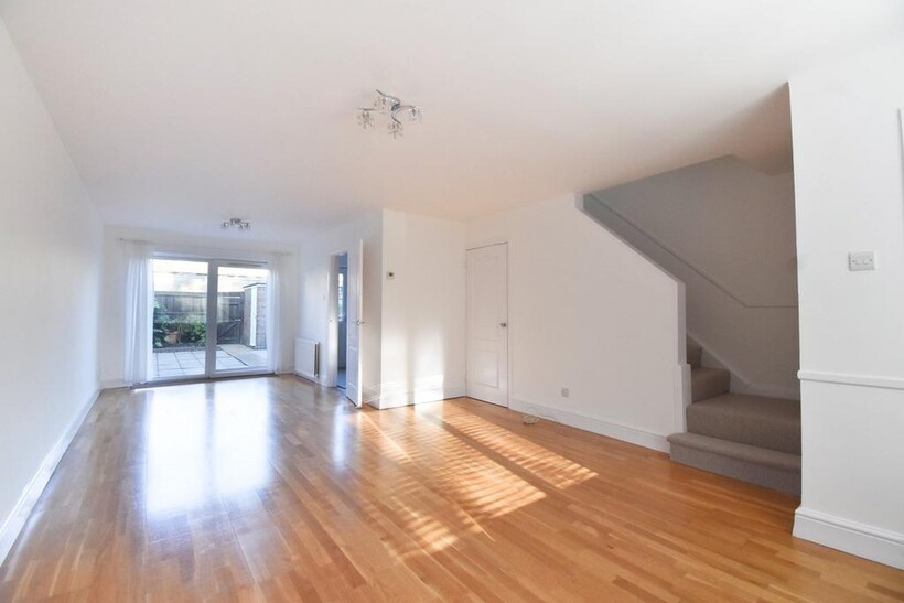 Station Avenue, Walton-on-Thames, KT12 3 bed terraced house to rent - £2,250 pcm (£519 pw)