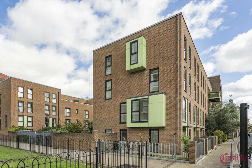 Whiston Road, Hackney E2 4 bed townhouse to rent - £4,200 pcm (£969 pw)