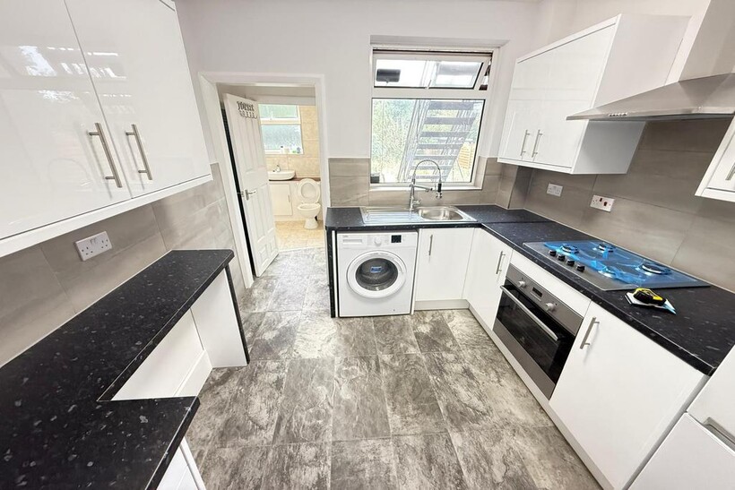 Carr Road, Northolt UB5 1 bed maisonette to rent - £1,475 pcm (£340 pw)