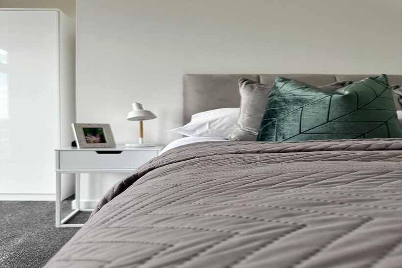 London Road, Staines-upon-Thames, TW18 2 bed apartment to rent - £1,760 pcm (£406 pw)