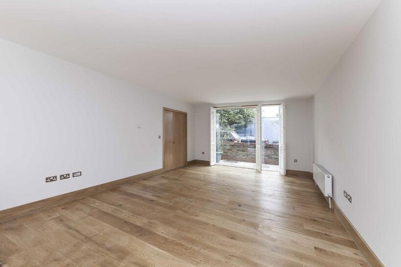 Upham Park Road, London W4 4 bed house to rent - £5,997 pcm (£1,384 pw)