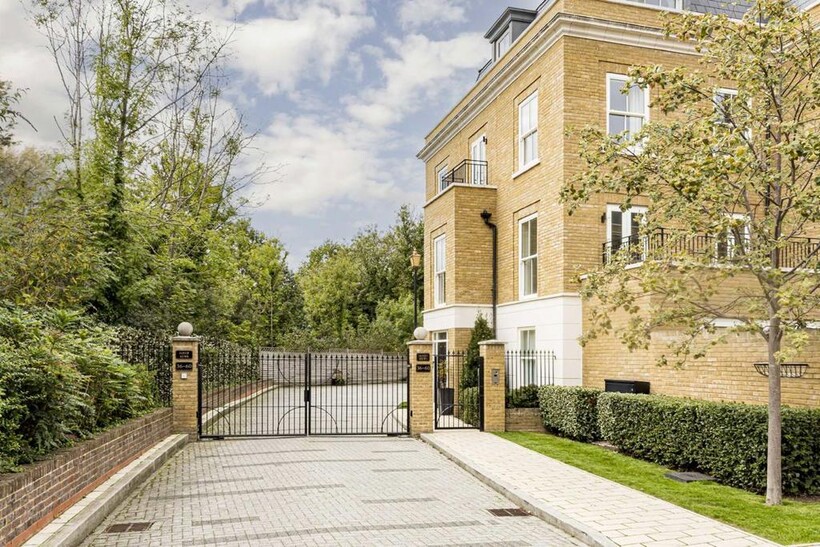 Brewery Lane, Twickenham TW1 4 bed end of terrace house to rent - £4,750 pcm (£1,096 pw)