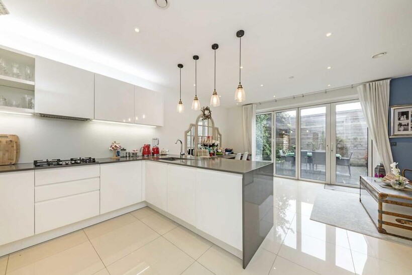 Brewery Lane, Twickenham TW1 4 bed end of terrace house to rent - £4,750 pcm (£1,096 pw)