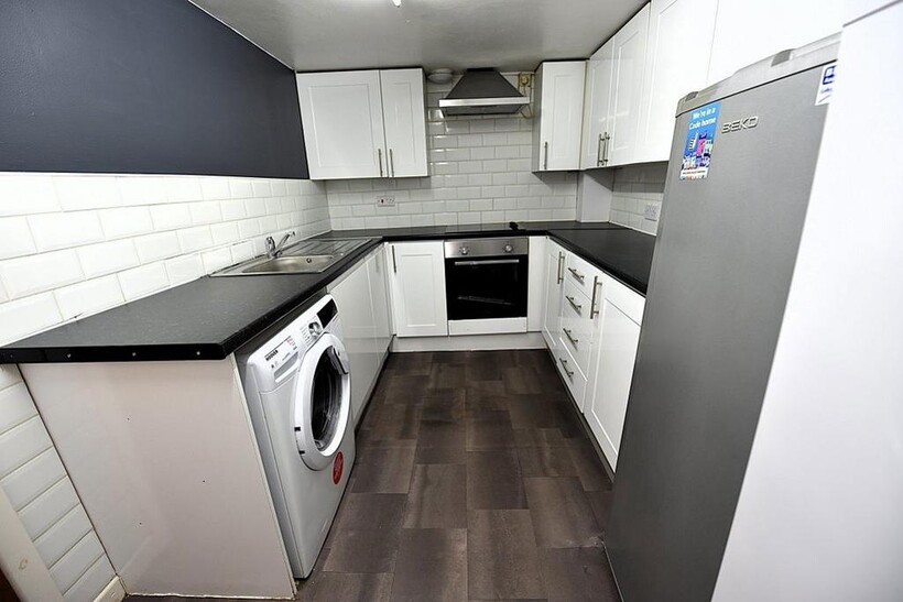 82 Burley Lodge Terrace 1 bed in a house share to rent - £351 pcm (£81 pw)
