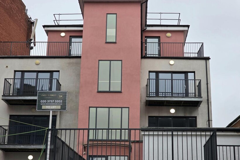 High Street, Hounslow TW3 2 bed flat to rent - £1,695 pcm (£391 pw)