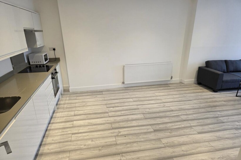High Street, Hounslow TW3 2 bed flat to rent - £1,695 pcm (£391 pw)