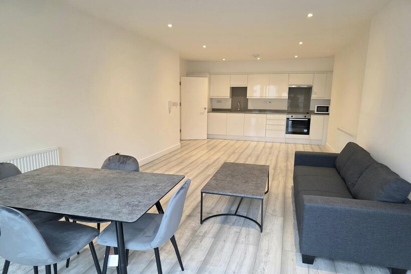 High Street, Hounslow TW3 2 bed flat to rent - £1,695 pcm (£391 pw)