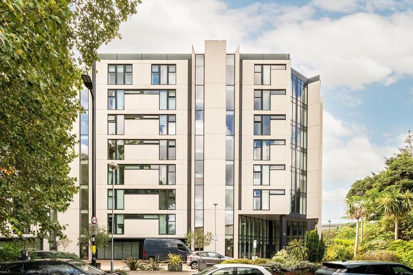 Colonial Drive, London W4 2 bed flat to rent - £2,899 pcm (£669 pw)