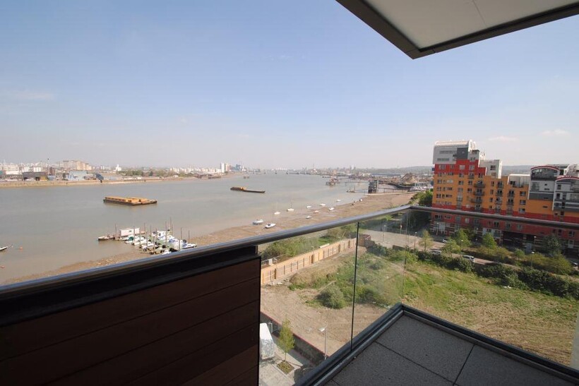 25 Barge Walk, London, SE10 2 bed apartment to rent - £2,500 pcm (£577 pw)