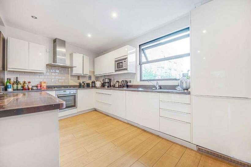 Wapping Wall, London E1W 4 bed flat to rent - £5,997 pcm (£1,384 pw)