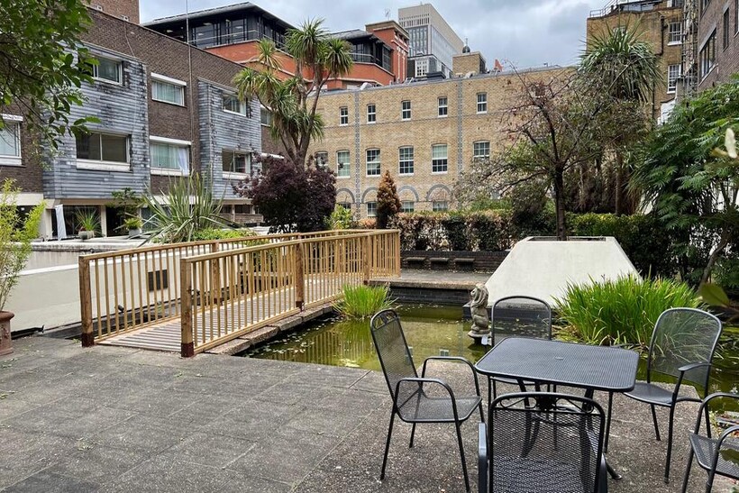 Queen Anne Street, London W1G 2 bed flat to rent - £4,498 pcm (£1,038 pw)