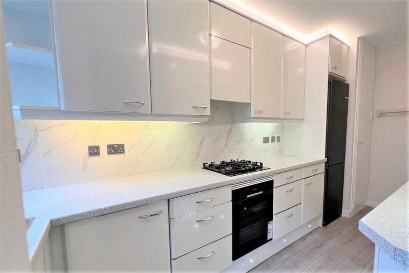 Queen Anne Street, London W1G 2 bed flat to rent - £4,498 pcm (£1,038 pw)