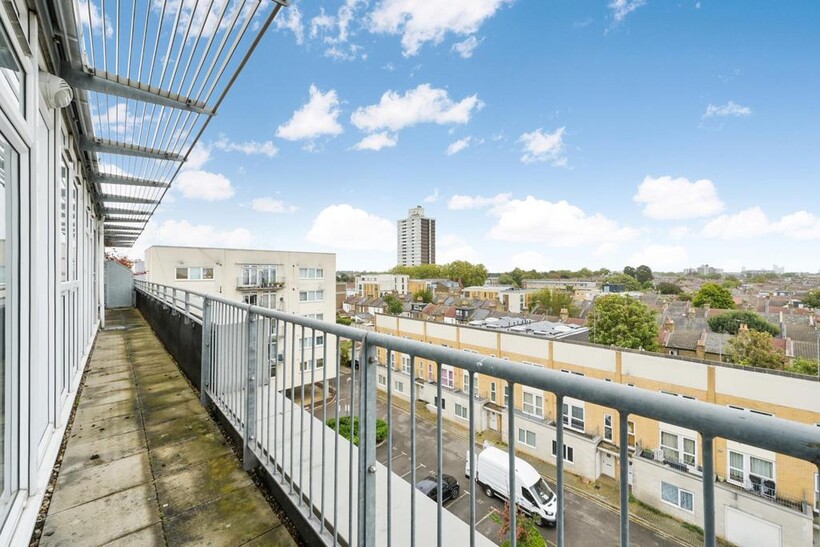 Ammonite House, Stratford, E15 2 bed apartment to rent - £1,998 pcm (£461 pw)