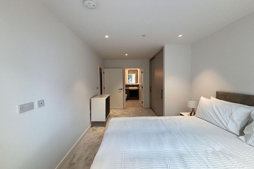 Cedrus Avenue, Southall UB1 2 bed apartment to rent - £1,946 pcm (£449 pw)