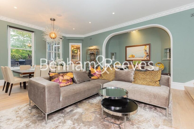 Lyndhurst Gardens,  Hampstead NW3 3 bed apartment to rent - £9,500 pcm (£2,192 pw)