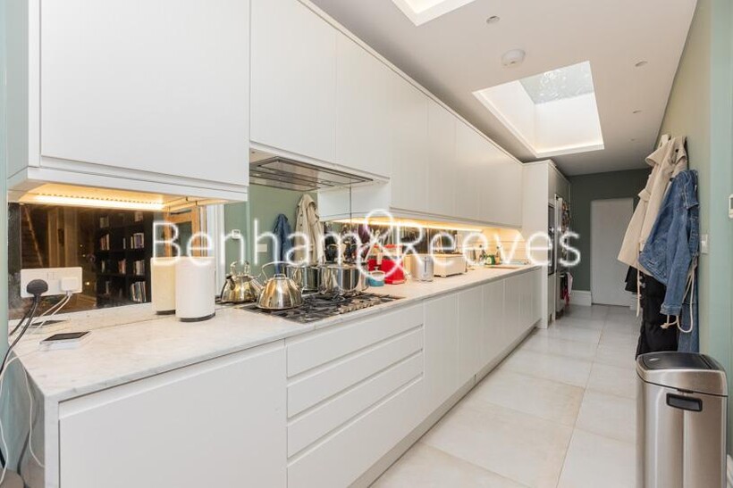 Lyndhurst Gardens,  Hampstead NW3 3 bed apartment to rent - £9,500 pcm (£2,192 pw)