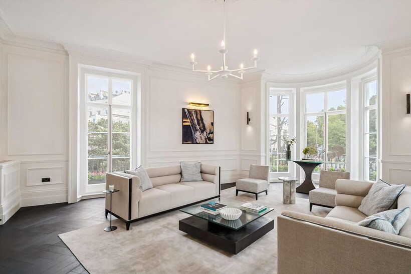 West Halkin Street, London, SW1X 5 bed house to rent - £36,183 pcm (£8,350 pw)