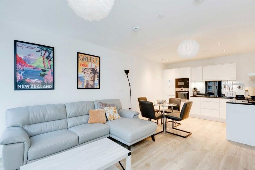 Lakeside Drive, London NW10 2 bed flat to rent - £2,197 pcm (£507 pw)