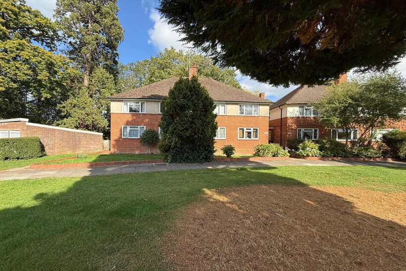 Lloyd Court, Pinner HA5 2 bed maisonette to rent - £1,700 pcm (£392 pw)