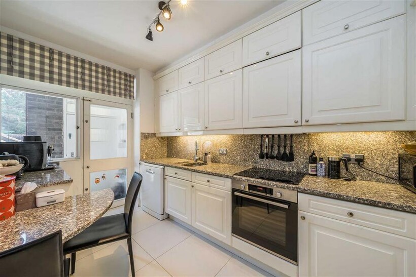 Princes Gate, London SW7 3 bed flat to rent - £6,249 pcm (£1,442 pw)