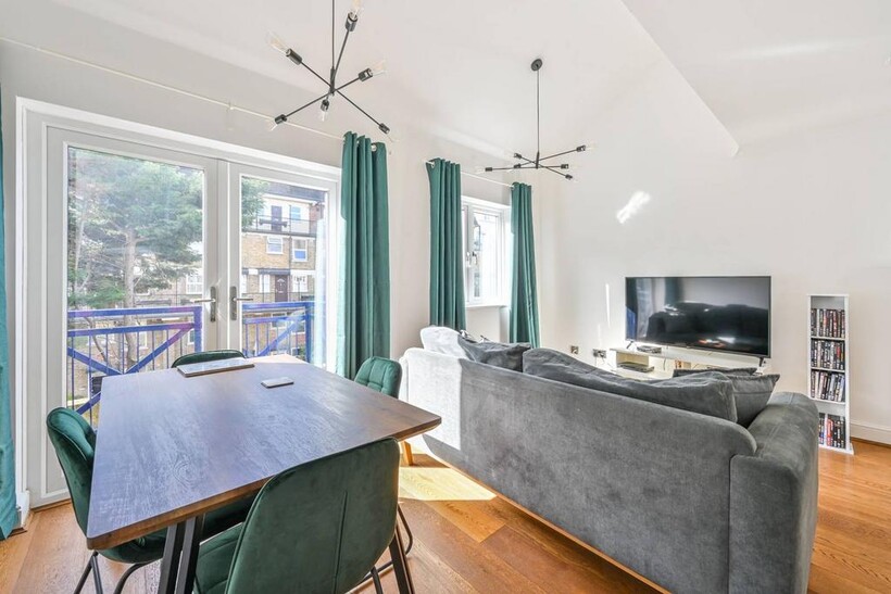 Benson Quay, Wapping, London, E1W 2 bed house to rent - £3,142 pcm (£725 pw)