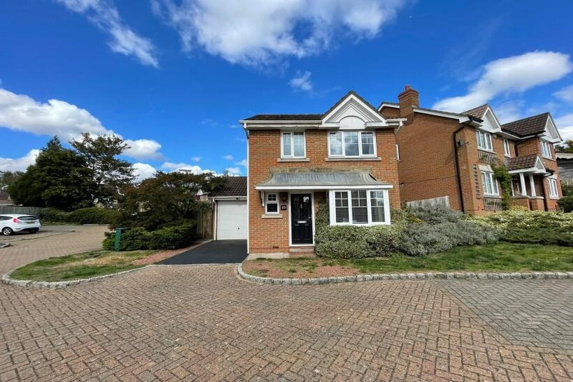 Camberley 3 bed detached house to rent - £1,800 pcm (£415 pw)