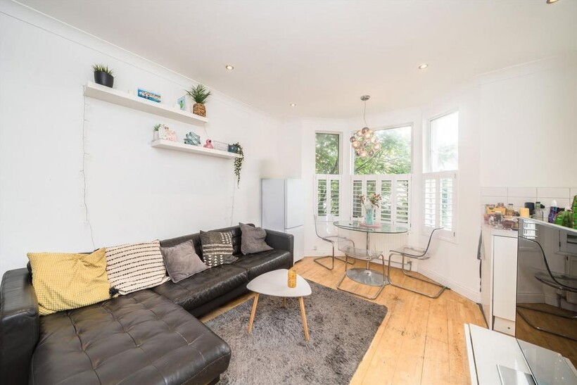 Links Road, London SW17 3 bed flat to rent - £2,600 pcm (£600 pw)