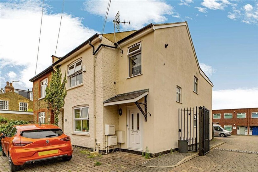 Elmtree Road, Teddington TW11 2 bed flat to rent - £2,295 pcm (£530 pw)