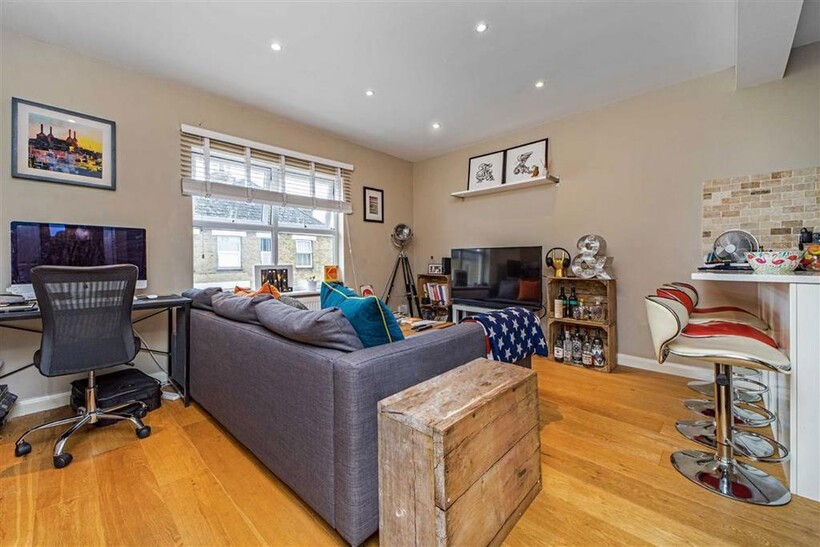 Elmtree Road, Teddington TW11 2 bed flat to rent - £2,295 pcm (£530 pw)